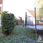 Der Garten befindet sich neben und hinter dem Haus.